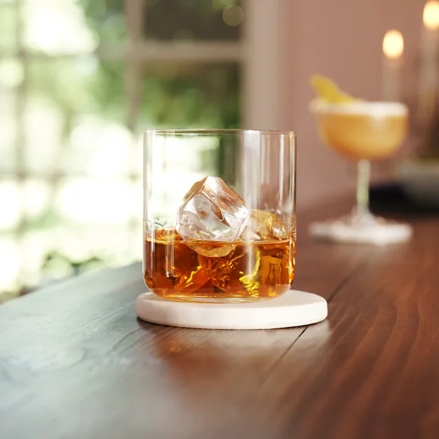 Een whiskyglas met ijs van dichtbij bekeken