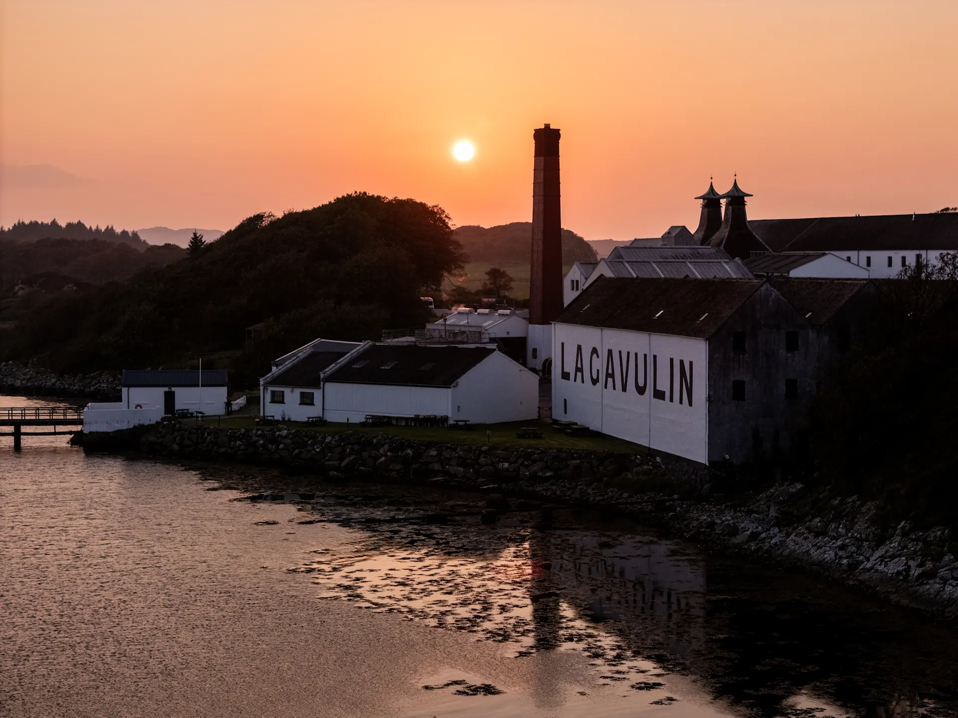 Een afbeelding van de Lagavulin distilleerderij en de Lagavulin baai
