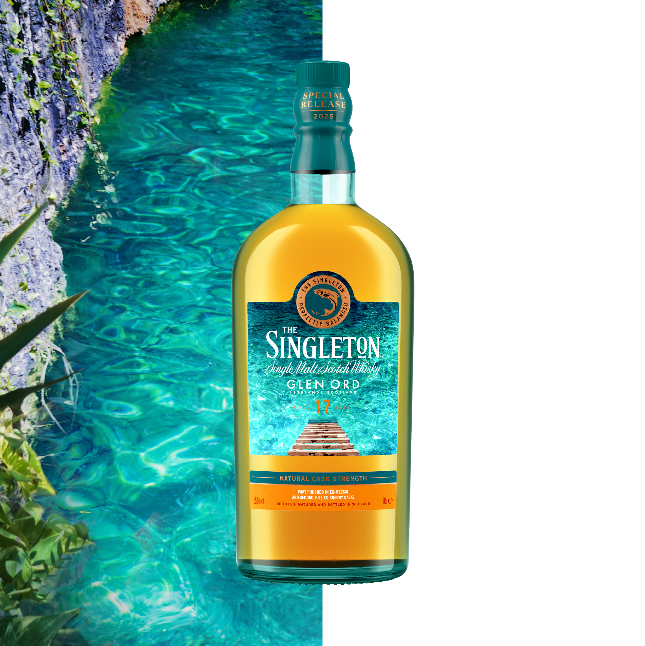 De Singleton Glen Ord Into the Blue-fles met turquoise waterachtergrond