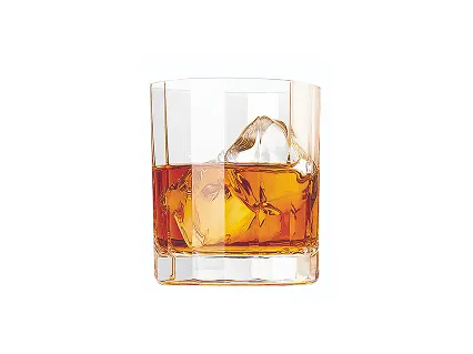 Ein Monte-Carlo-Cocktail in einem Eisglas mit Eis.