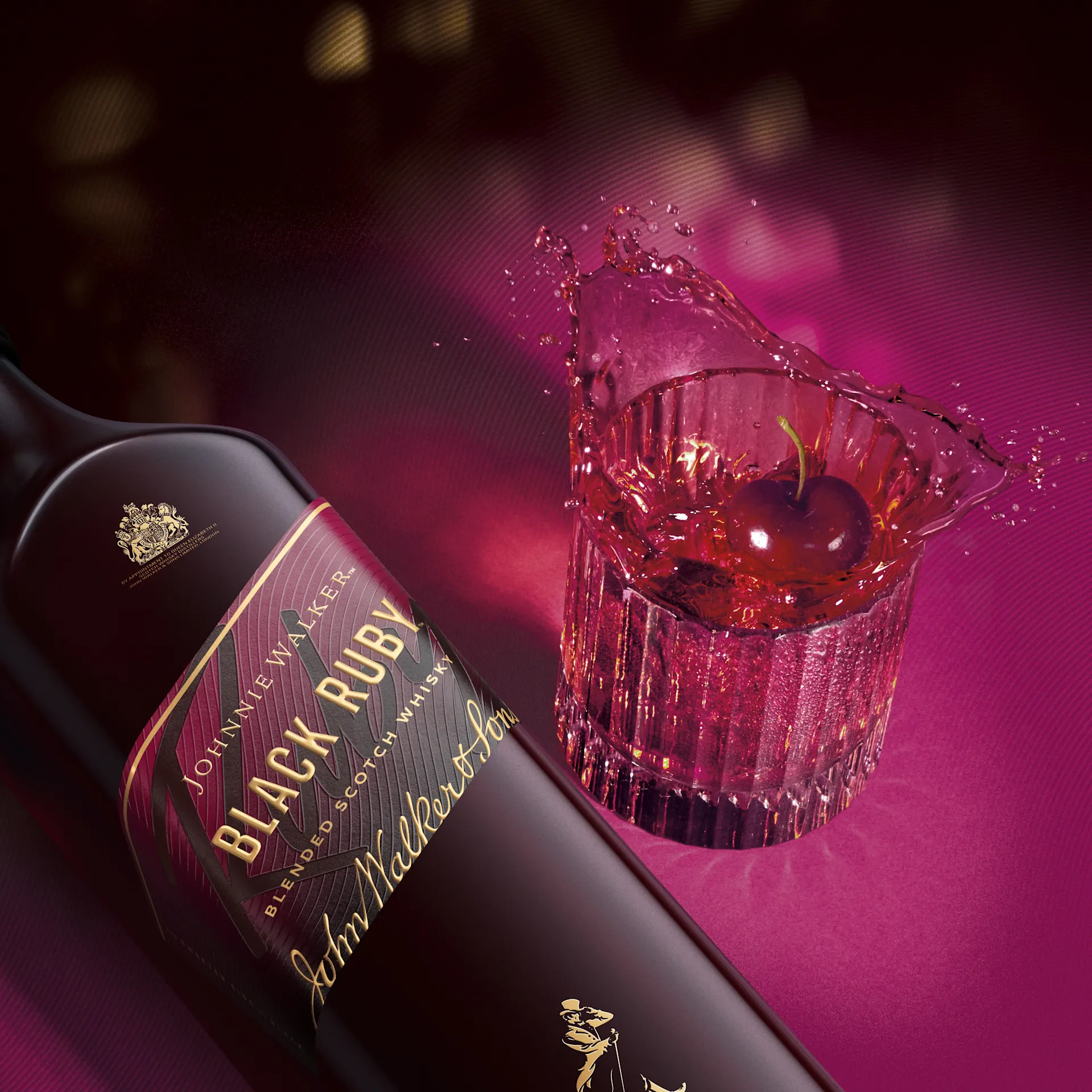 Een Negroni cocktail gemaakt van Johnnie Walker Black Ruby Blended Scotch, met een kers als garnering.