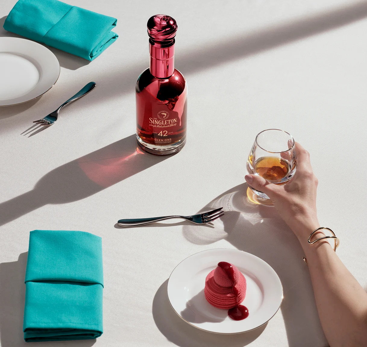 De Singleton fles met een dessert en een glas whisky, met de nadruk op tonen van zwarte kersen gâteau.