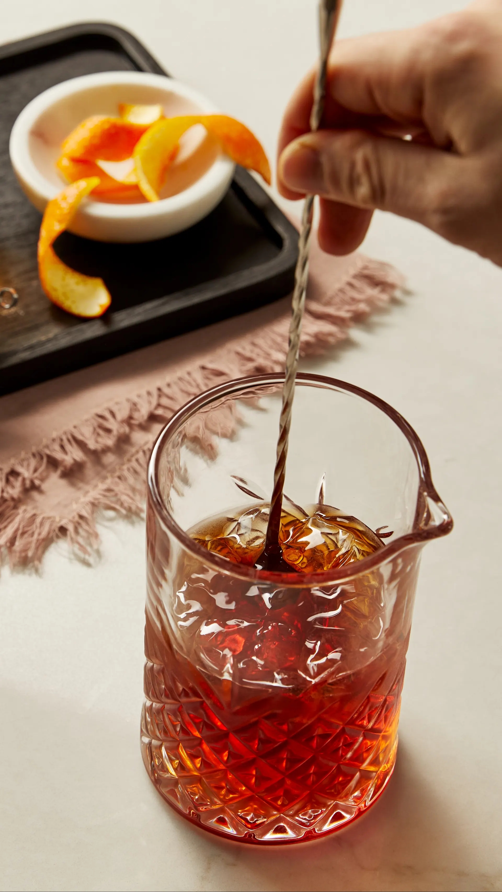 Een whiskycocktail wordt gemixt in een mixglas