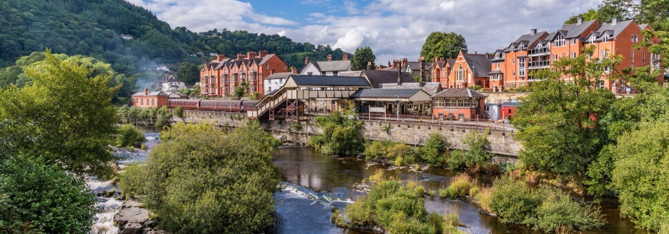 llangollen-town-along-the-river-dee-in-north-wales-picture-id1086990358