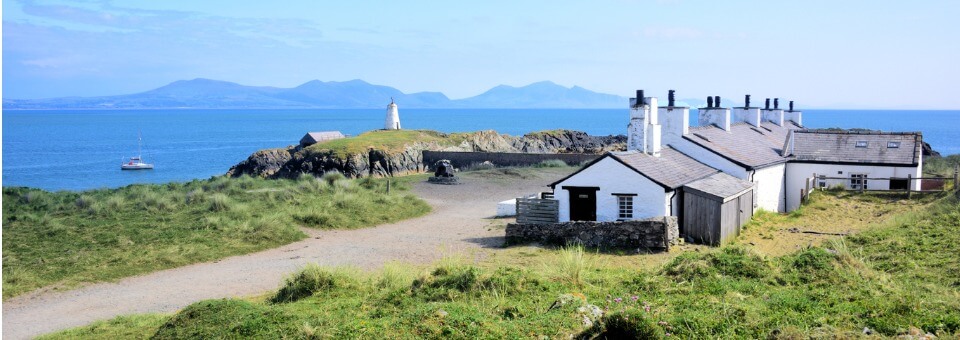 the-pilots-cottages-the-old-light-at-ynys-llanddwyn-picture-