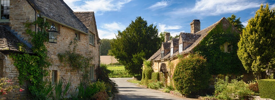 old-cotswold-stone-houses-in-icomb-picture-id178642536 (2) (1)