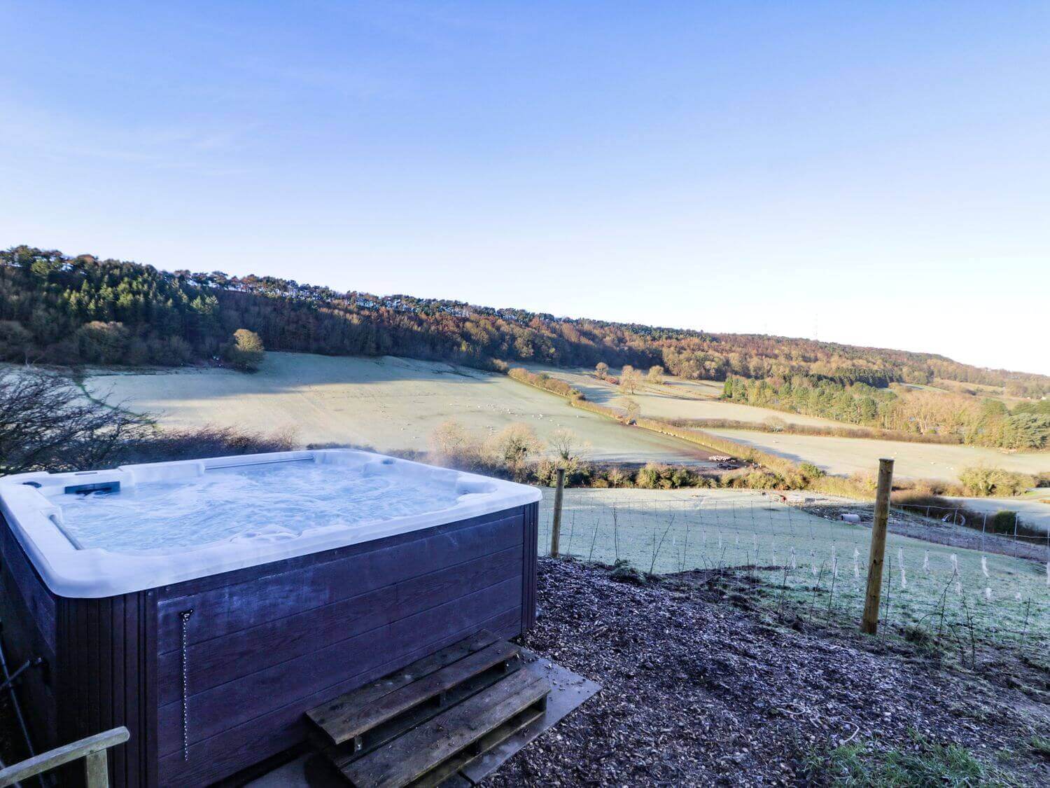 Hot tub in countryside ref 1050044