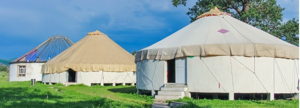 row-of-traditional-constructed-yurts-in-kalajun-grassland-xinjiang-picture-id1241564937(1)