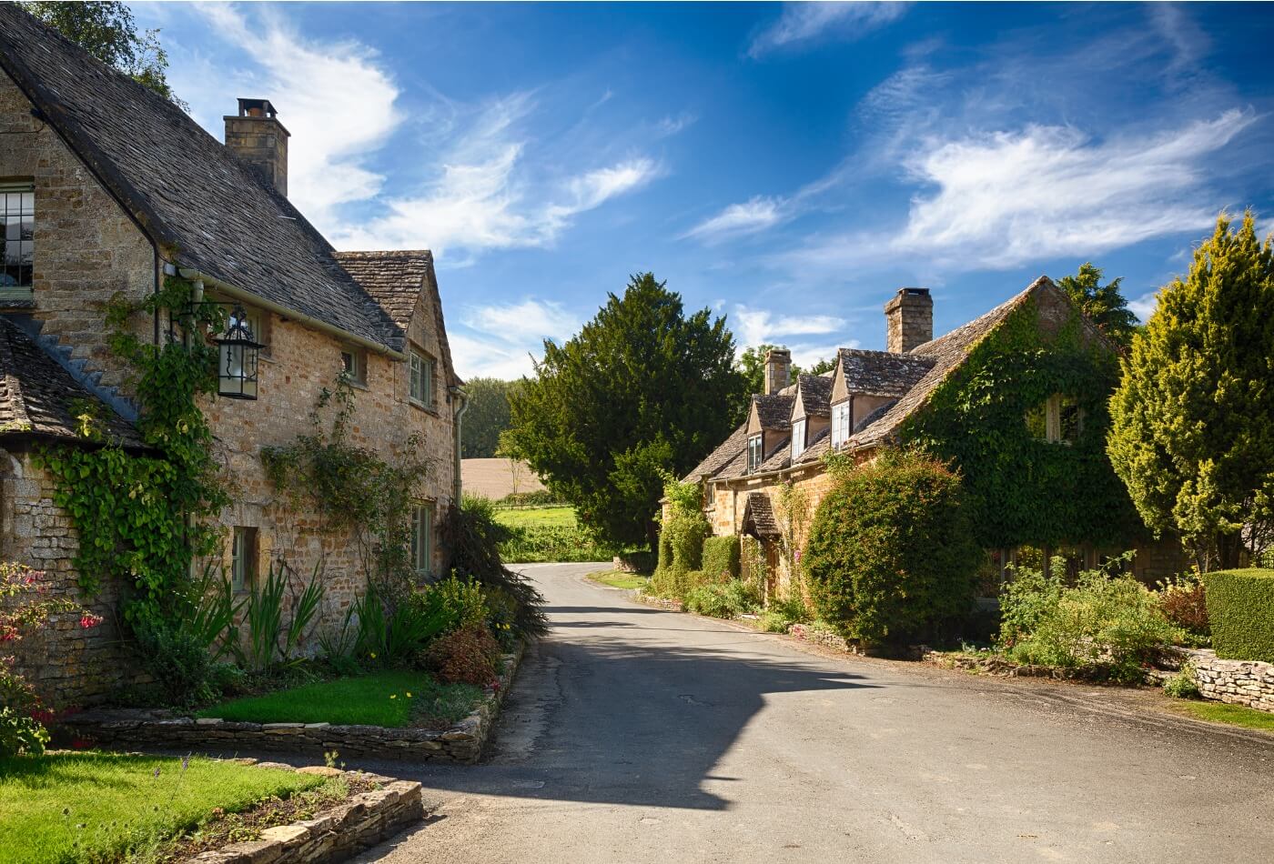 old-cotswold-stone-houses-in-icomb-picture-id178642536 (1)