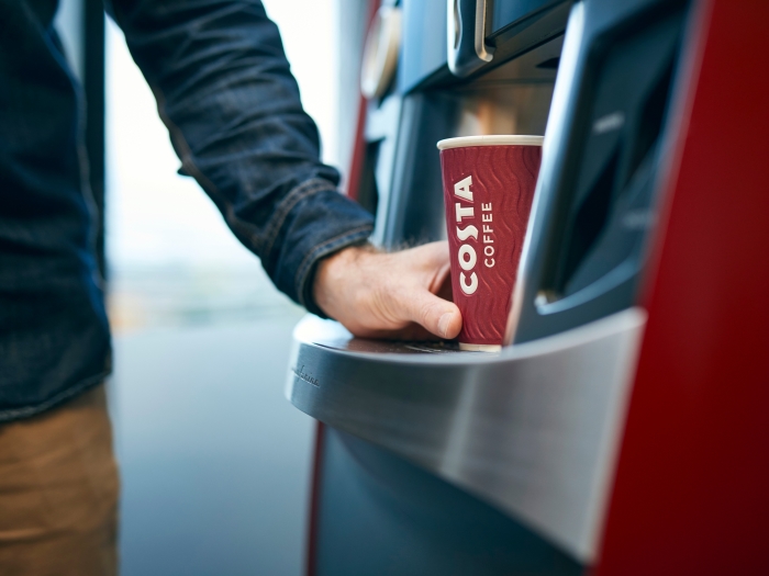 Costa Coffee Gast holt sich Kaffee am Smart Café