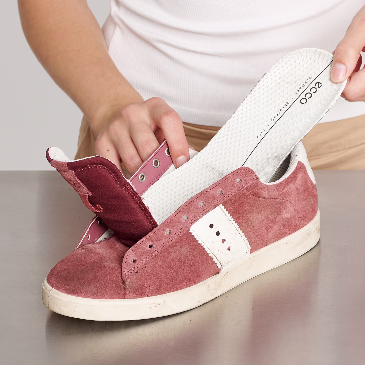 Stories - Shoe Care Guide Suede - Step by step guide - Step 1