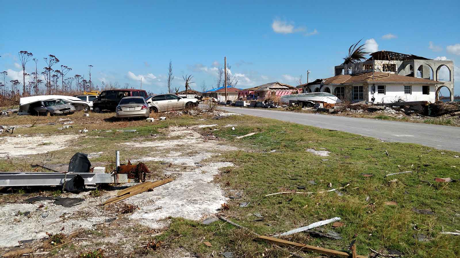 Damage-to-houses-and-cars-after-a-hurricane