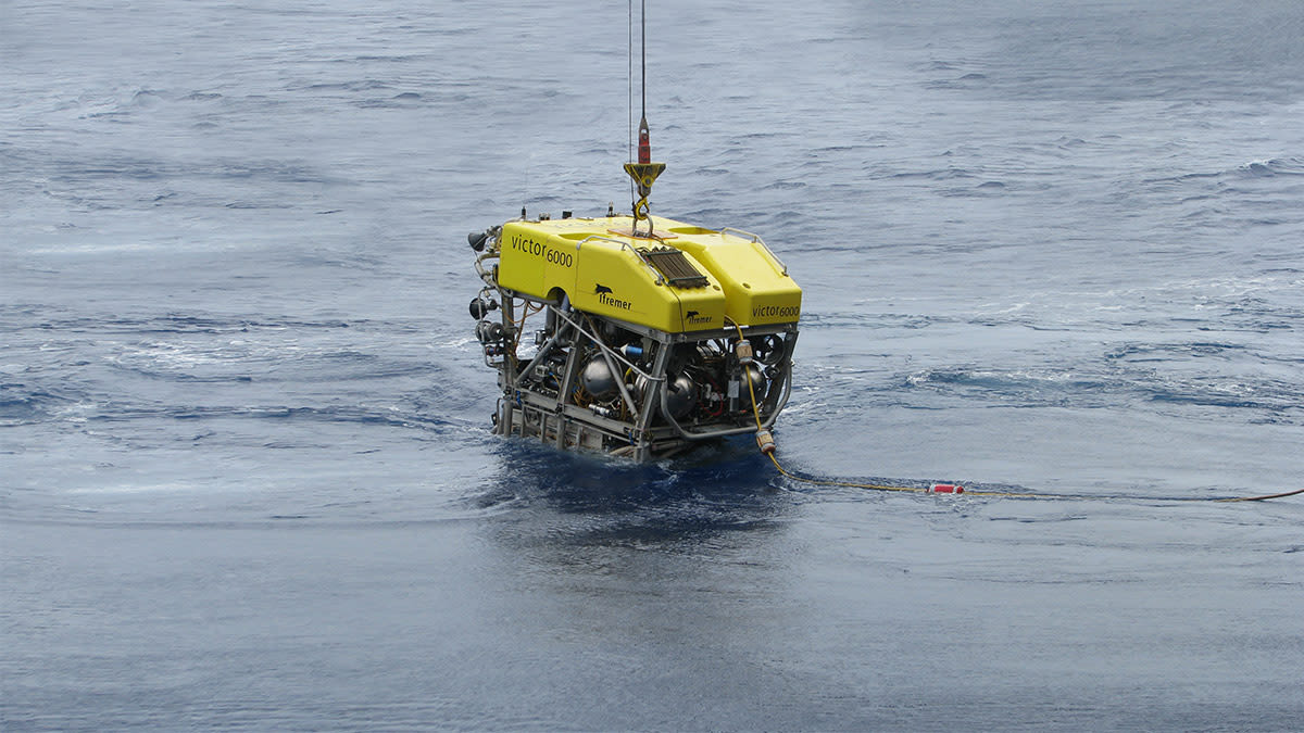 Mapping the ocean floor with photogrammetry and a Submarine