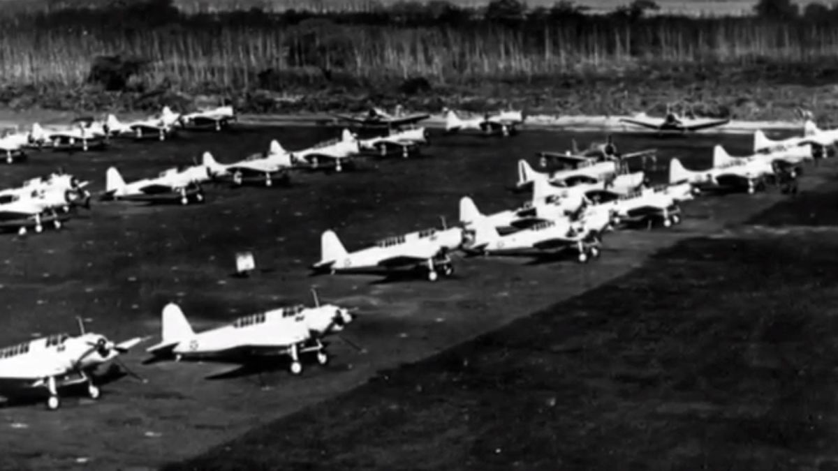 Archival-image-of-planes-in-pearl-harbour