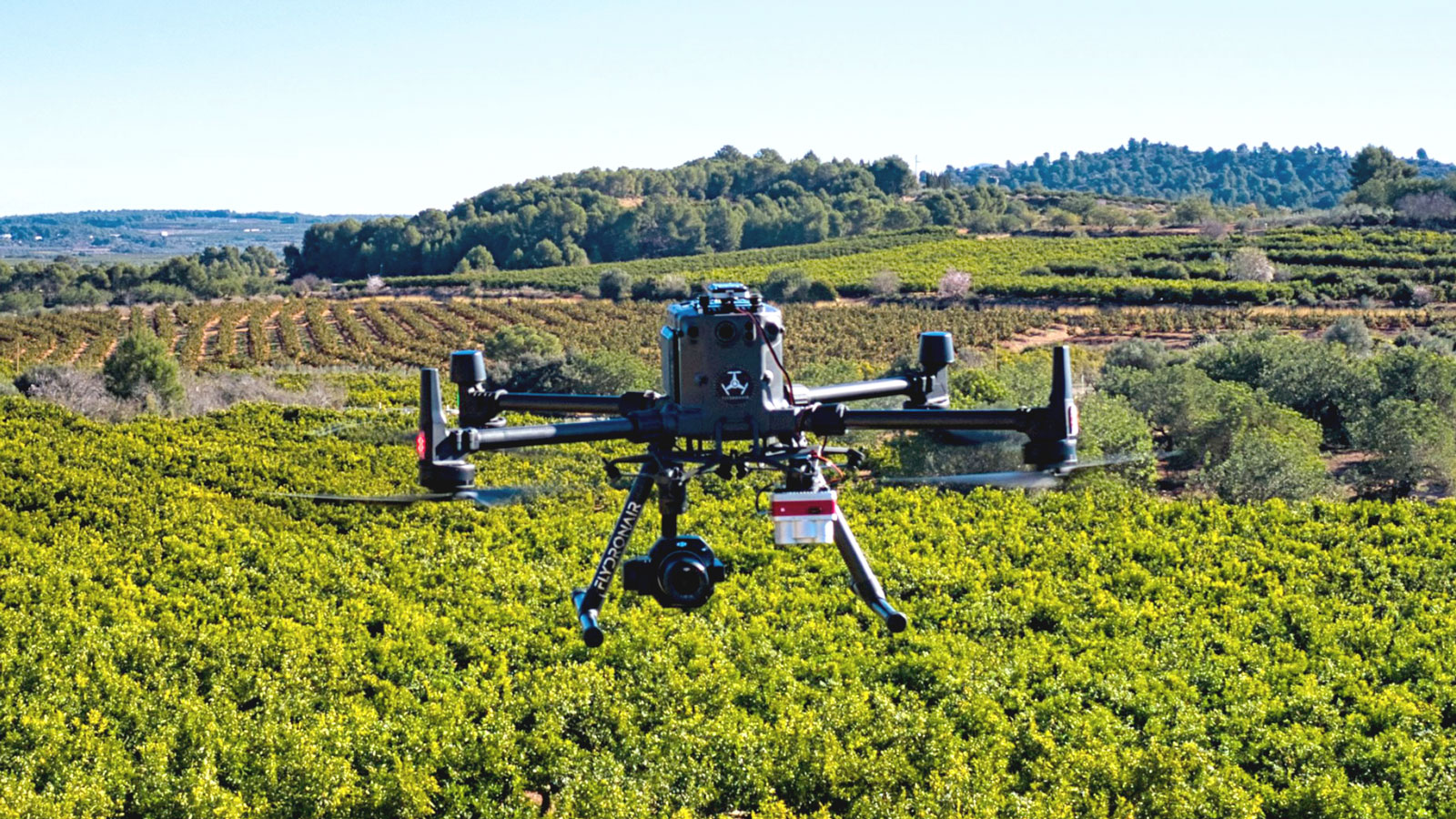 drone volando sobre un campo agrícola