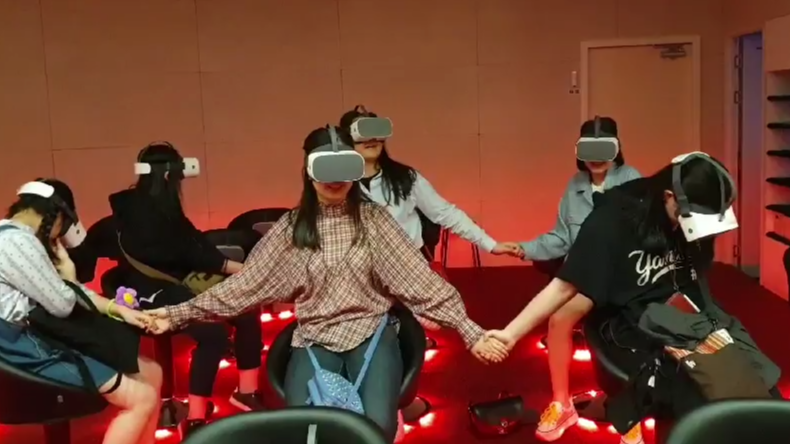 Experiencing-virtual-reality-with-a-headset