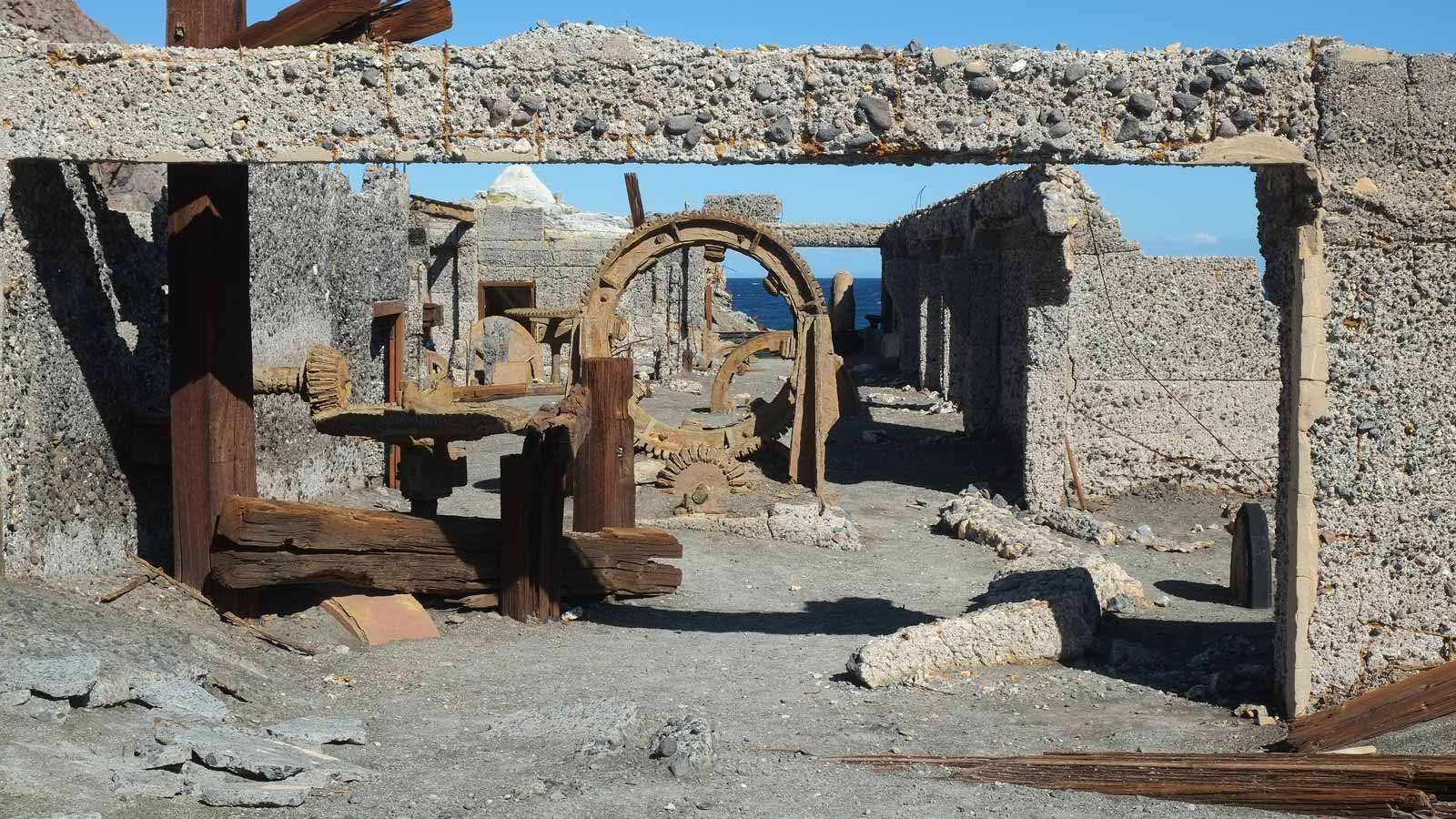 Old-mine-on-white-island-new-zealand