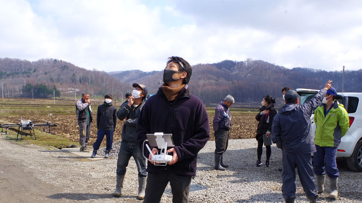 drone che vola su un campo agricolo