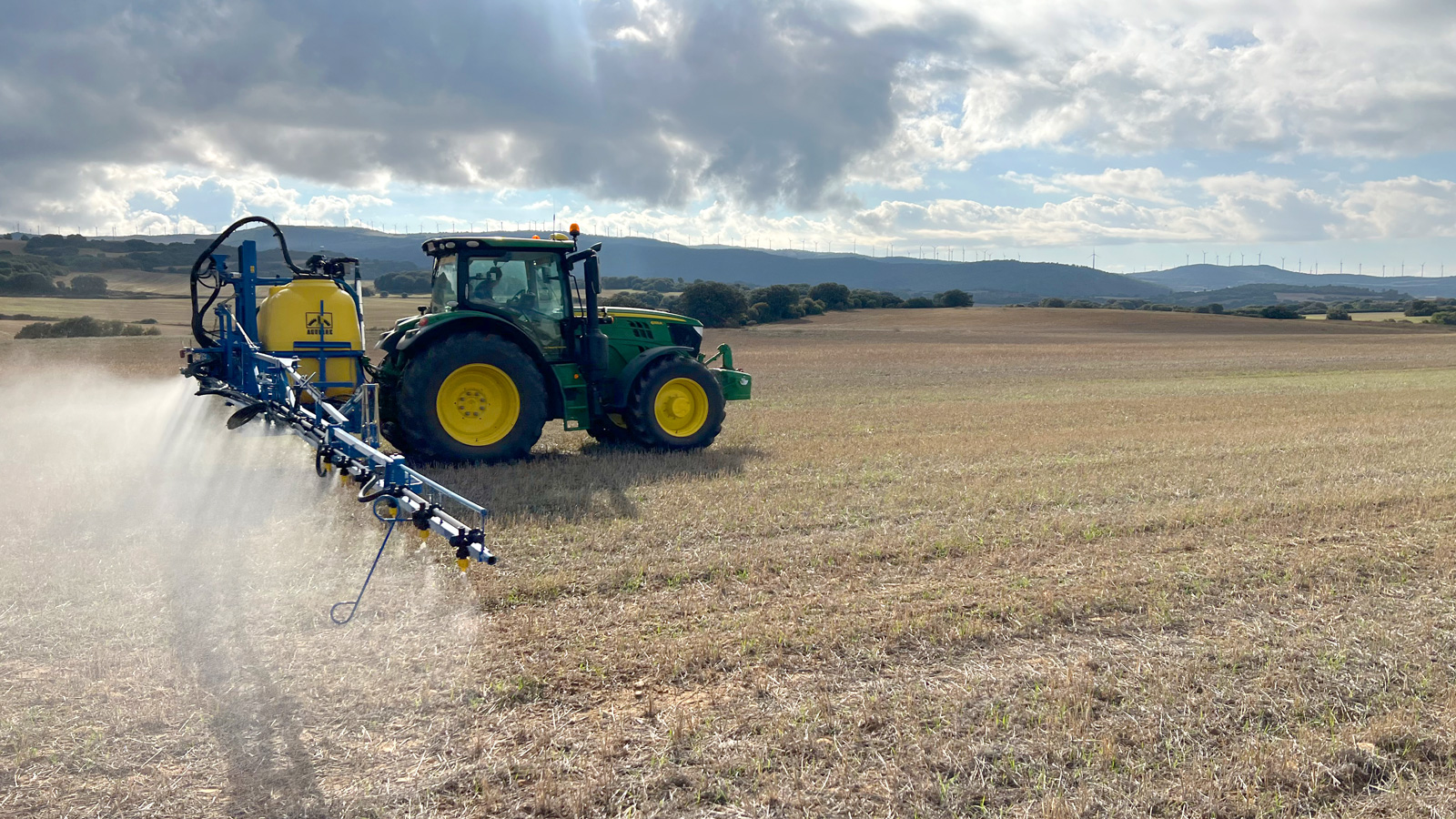 drone vola sopra un campo agricolo