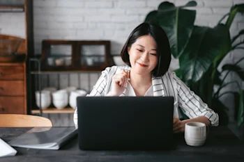 woman-looking-at-laptop
