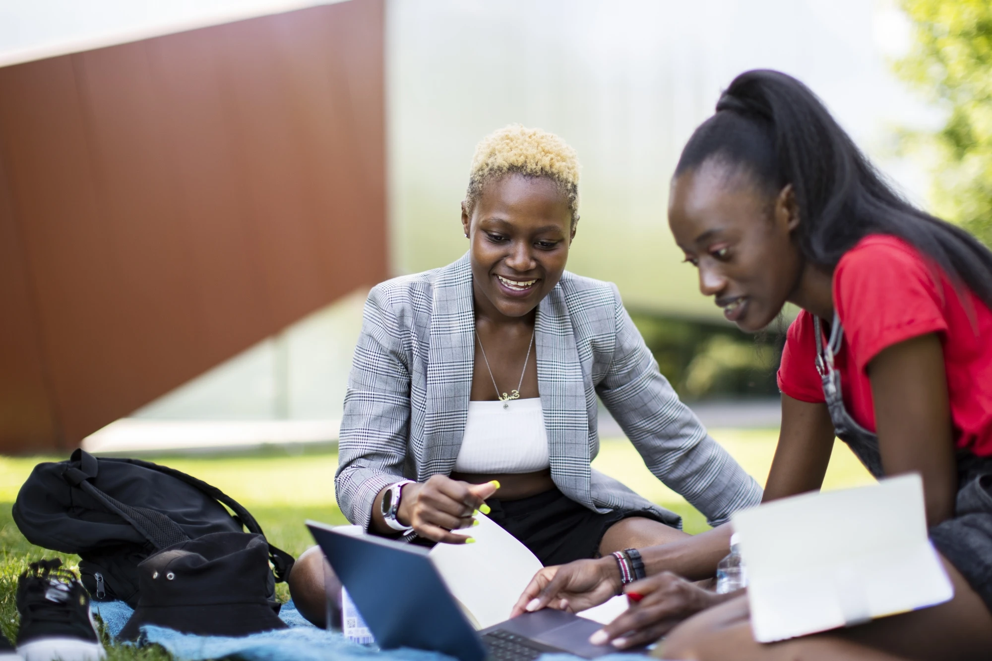 AAL - two girls sitting