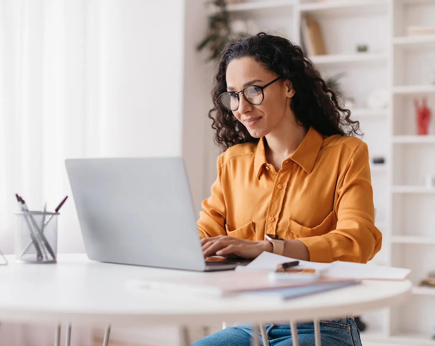 woman at computer looking at hsa