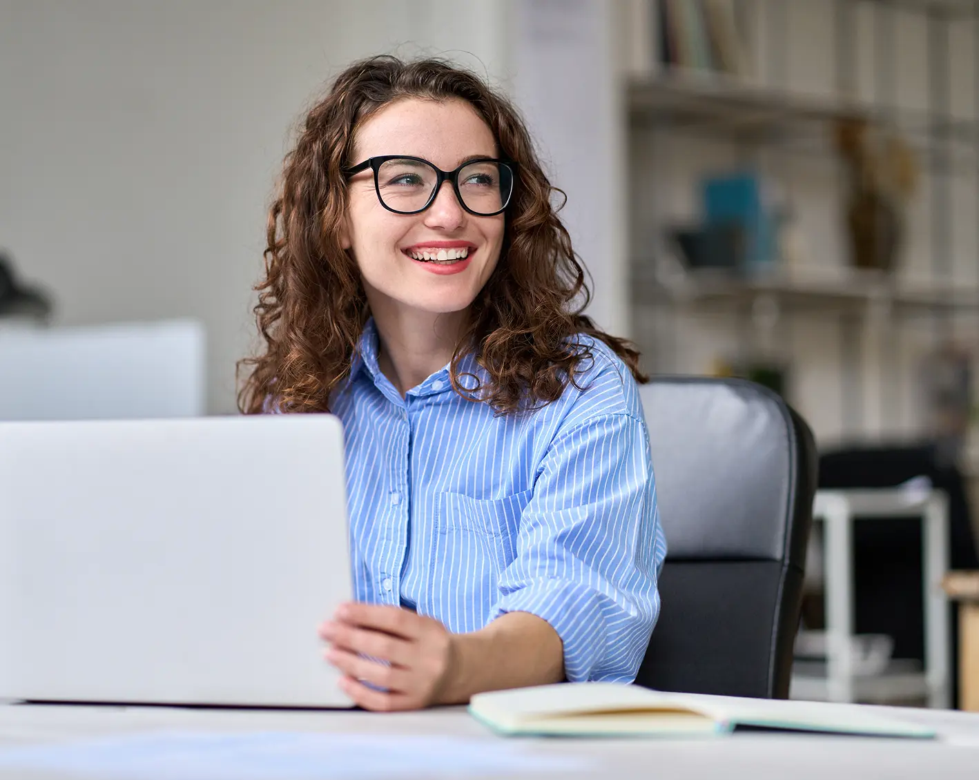 employee happy about her hr reports