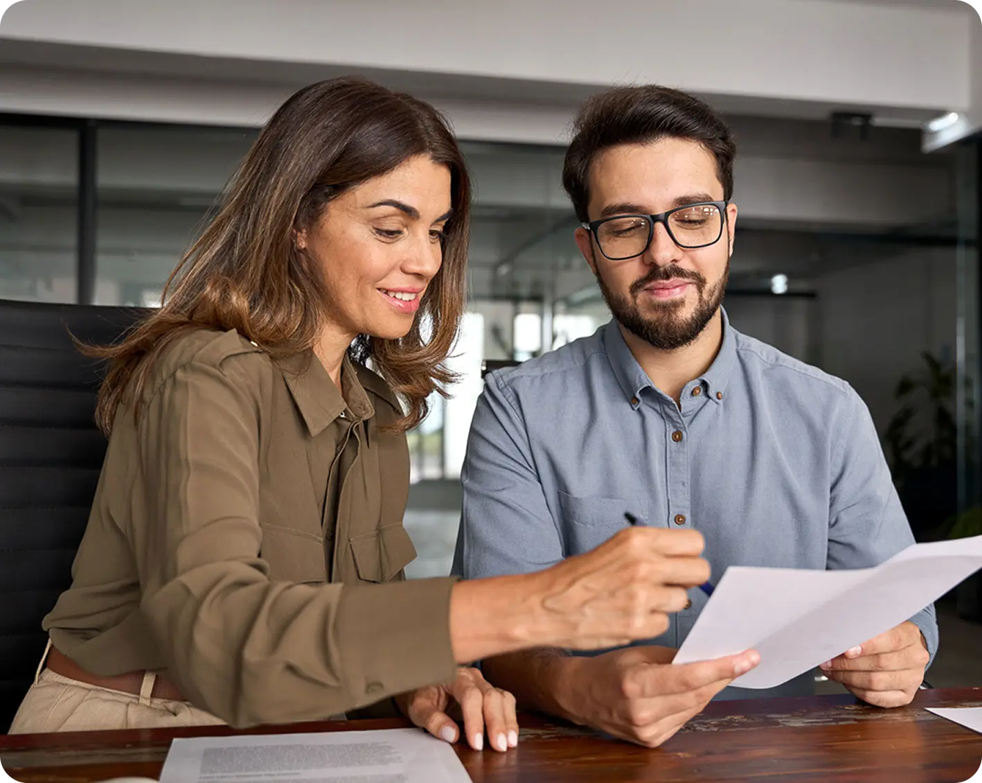 hr explaining to employee their paycheck