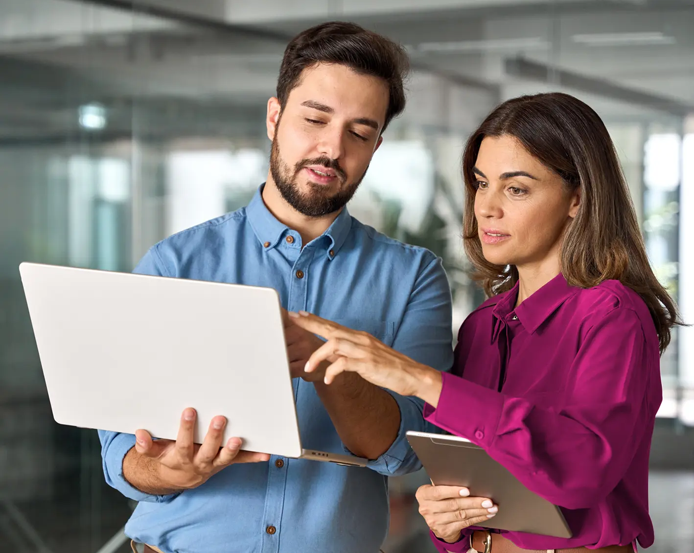 resell rep explaining the benefits of using hcm