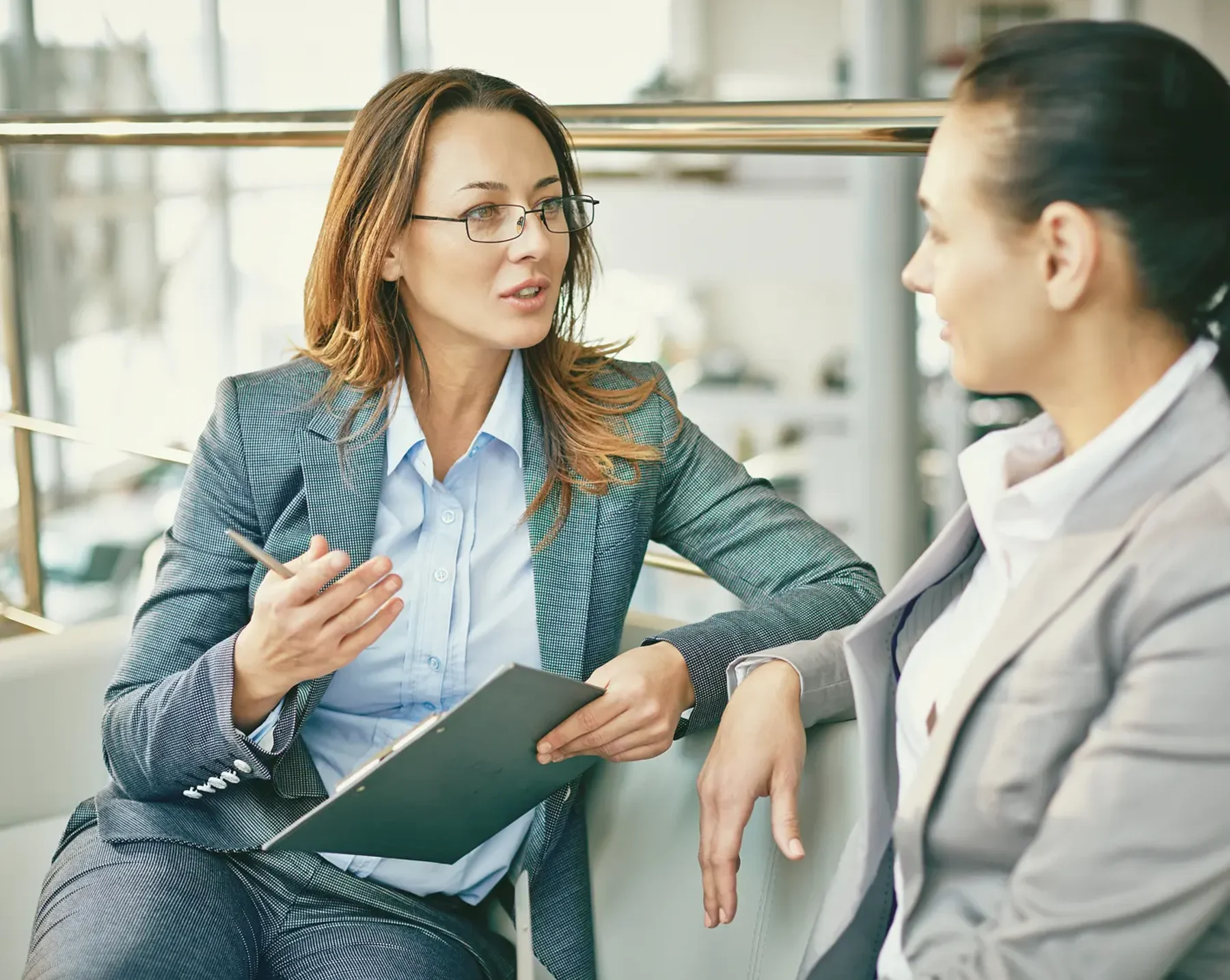 hr admin explaining company benefits to employee