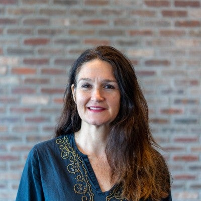  Dee Gilroy  headshot