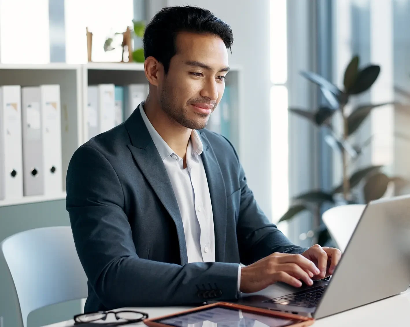worker looking at computer for leave management benefits
