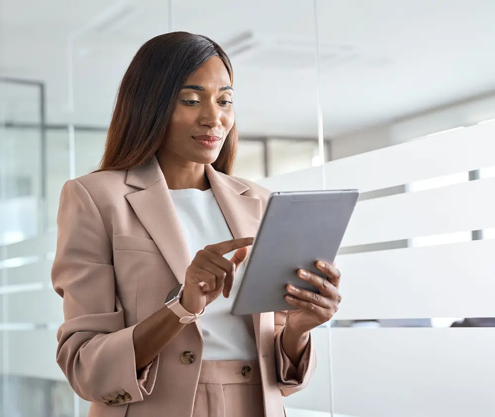 hr manager using technology to improve hiring efficiency