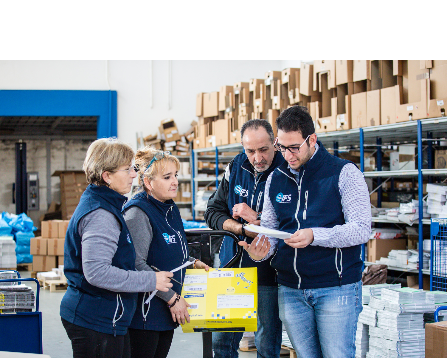 Il personale di IFS Italy nel centro di fulfillment mentre prepara un ordine per la spedizione.