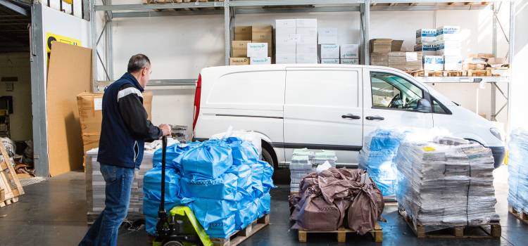 Un carico di prodotti che sta per essere caricato su un furgoncino di IFS Italy