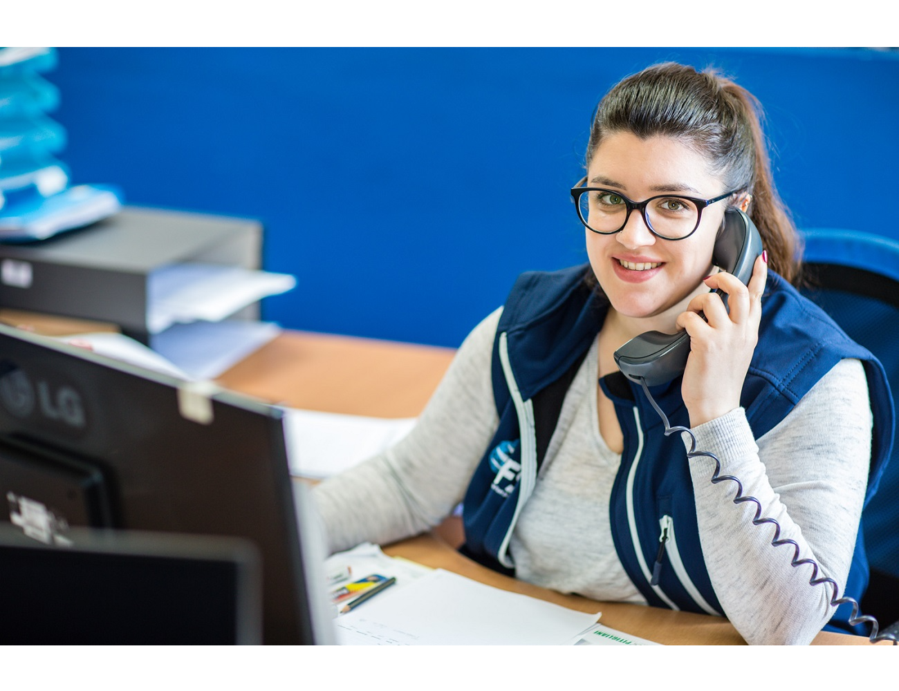 Un'impiegata di IFS Italy al telefono mentre si occupa di risolvere i problemi di un cliente.