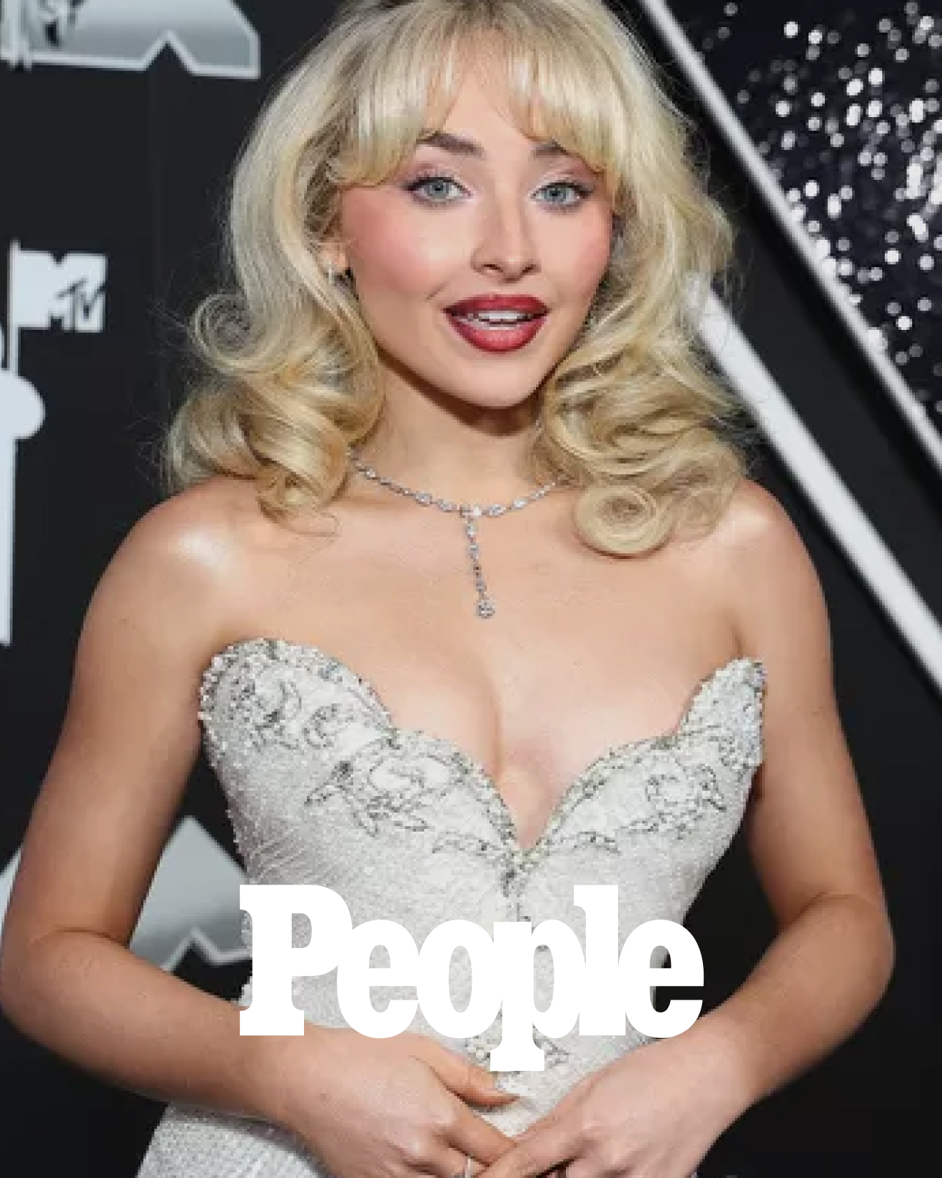 Get Sabrina's Bombshell VMAs look with Velour-Xtensions™ Lash Clusters