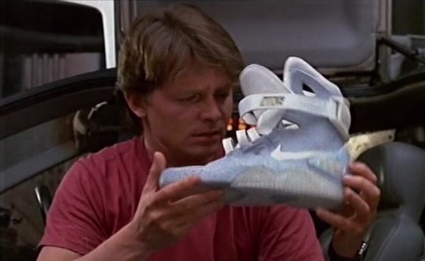 Nike-Air-Mag-auto-lacante