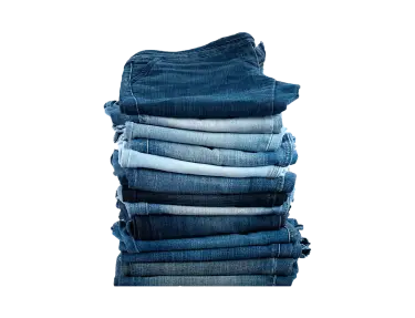 Een stapel blauwe jeans.