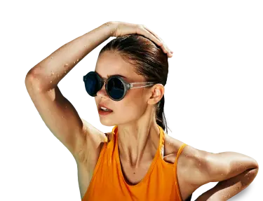 Femme en maillot de bain avec des lunettes de soleil