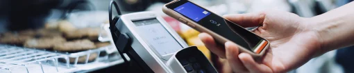 Teléfono usando apple pay en lector de tarjetas