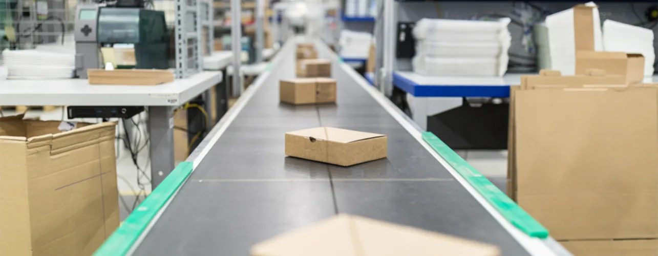 Parcels moving along a conveyor belt