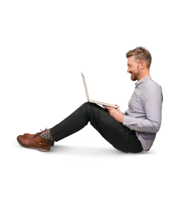 Homme sur un ordinateur portable