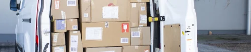 Aufgestapelte Kisten in einem Lieferwagen