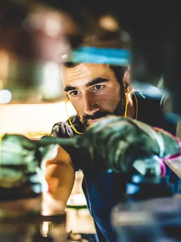 Homme travaillant sur une machine