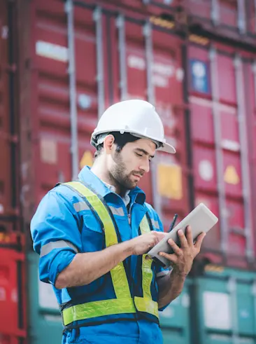 Trabajador del muelle en la tableta