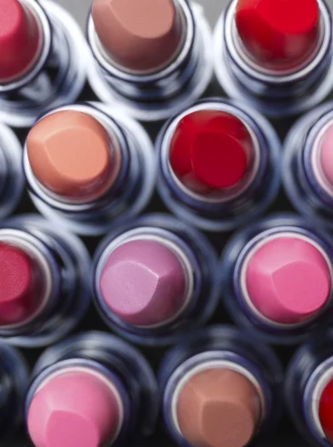 Collection de rouges à lèvres de différentes couleurs