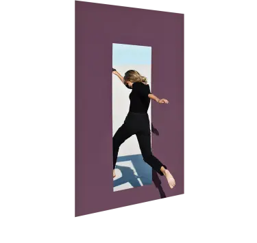 Mujer saltando a través del marco