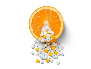 Vitamin-C-Pillen und eine Zitrusfrucht