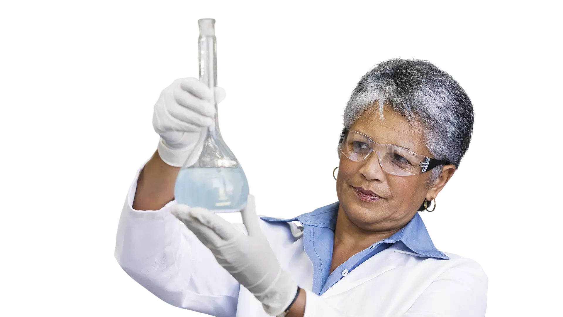 Wissenschaftlerin betrachtet Becherglas mit Chemikalien